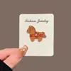A Fortuna Chega~ Broche Cavalo Moeda Vermelha para Mulheres 2026 Novo Modelo Design de Nicho Broche Exquisito Acessório de Alta Gama