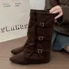 Botas de Punta Media Caña para Mujer 2026 Otoño/Invierno Nuevo Estilo Hebilla de Cinturón Tacón Grueso Botas de Montar Botas Fruncidas Apiladas Botas de Corte Ajustado para Chicas Modernas