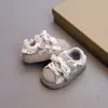 Outono de 2026 Novos Sapatos Infantis Meninas Bico Concha Casuais Tênis de Lona Acabamento em Renda Xadrez Bebê Solado Macio Sapatos para Caminhar