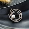 Versión coreana del nuevo broche de diamantes de moda para mujer, Joker, ramillete de múltiples anillos, alfiler de perla simple, accesorios de traje al por mayor