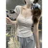 Decote em coração, decote em V, design abotoado, top feminino de verão justo de manga curta, estilo puro e desejável, camiseta branca jovem e elegante