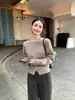 Maven Lin, un suéter 100% lana simple y cómodo con cuello redondo y mangas superpuestas, que presenta un elegante diseño de abertura