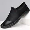 2026 Novo Estilo de Verão Masculino Malha Respirável Casual Couro Calçados Masculinos Buracos Vazados Sandálias Slip-On Calçados Masculinos 128