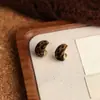 Pendientes de moda, de alta gama, modernos y elegantes con forma de C, diseño geométrico y acabado aterciopelado, perfectos para un viaje al estilo de Hong Kong y versátiles para cualquier atuendo.
