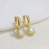 Pendientes de perla de 8-9 mm de alta calidad con baño de oro de cobre de 18 quilates y diseño liviano.