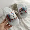 Chinelos de algodão fofos com solas grossas para usar ao ar livre, sapatos de casa femininos fofos, novos chinelos slip-on antiderrapantes de moda 2026 para o inverno