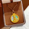 Loja de Ouro Mesmo Estilo Banhado a Ouro Gravado a Laser Cem Bênçãos Lótus Buda Pingente Colar, Colorido Buda Redondo Pingente Corrente de Suéter Joias Atacado