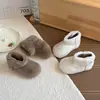 Botas peludas de estilo coreano para niñas, botas de nieve cálidas de invierno 2026 para niños, botines de forro polar de nicho, botas de algodón de color liso para bebé