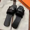 Sandálias de Dedo com Fivela Pequena de Alta Qualidade para Influenciadoras Moda Feminina Cor Versátil Color Block Bico Quadrado Fundo Plano Sandálias de Exterior Verão