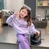 Moletom de Gola Redonda Infantil para Outono Estilo Coreano Macio Estilo Solto Moletom para Meninas Estampa de Letras Moletom de Primavera e Outono