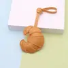Moda Más Vendido Hebilla de Croissant Colgante de Imitación de Cuero Llavero Decoración Colgante de Bolsa Fábrica Venta al por Mayor