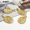 Wt-Jfe146 Latón de Textura de Alto Grado Colgante Religioso Caracteres Vívidos Tallado Diseño de Grabado Collar Accesorios de Cobre