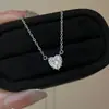 Nuevo collar de moda europea y americana, diseño minimalista, chapado en oro, con colgante de corazón de diamante rojo colorido, cadena para la clavícula personalizada