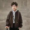 Chaqueta de Cuero con Capucha para Niños Otoño/Invierno 26 Estilos Nuevos para Niños Medianos y Mayores Elegante Versión Coreana Chaqueta de Cuero con Felpa para Niños Guapos