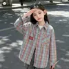 Camisa a cuadros de otoño para niña 2026 Estilo Nuevo, Chaqueta con Estampado de Letras para Niños Tallas Mediana y Grande, Top de Manga Larga de Otoño