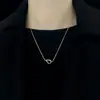 Colar Minimalista e Elegante para Mulheres, Estilo Ins Nicho Retro Moderno Nó de Coração Vazado em Linha, Corrente para Clavícula