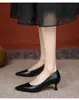 Sapatos femininos de salto alto em couro macio, deslumbrante novo design 2025, bico fino, confortáveis para os pés, salto fino, adequados para saias, sapatos sociais profissionais da moda