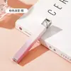 Encendedor metálico de nuevo estilo con una cadena larga y delgada, diseñado para mujeres, con llama abierta y gas recargable, un artículo popular y de moda