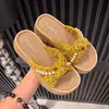 Sandálias Baixas de Verão 2026 Novas Chinelos de Praia Femininos Bico Aberto Elegantes para o Trabalho Tira Cruzada Estilo Francês Retrô Sapatos de Praia