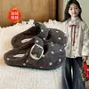 Zapatos peludos de lunares para niña para exteriores 2026 Nuevo estilo Otoño/Invierno Suela suave Antideslizantes Calentitos para niña de interior/exterior
