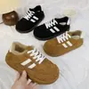 Chinelos fofos, de sola grossa e tamanho grande para mulheres, nova coleção de inverno 2026, forrados com fleece para aquecimento, sapatos casuais de algodão versáteis em estilo de treino alemão