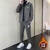 Novo Conjunto de Inverno 2025 com Forro de Lã para Homens, Conjunto Casual de Moletom com Lã de Cordeiro, Espessado com Logo no Peito