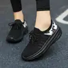 Sapatos quadrados de dança de verão novos e transfronteiriços 2025 para mulheres, tênis de dança leves com sola macia para caminhar, dançar e aeróbica