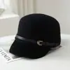 Al por mayor Coreano 2026 Otoño/Invierno Nuevo Cuero Francés Hebilla Fieltro de Lana Gorra Ecuestre Adelgazante Facial Cálido Gorra de Periódico para Mujer