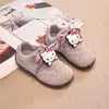 Zapatos para niñas zapatos de plataforma versátiles 2026 nuevo otoño suela blanda zapatos deportivos casuales para niños zapato de gateo caricatura zapatos de entrenamiento alemanes