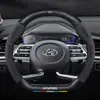 Funda moderna para volante Kuzuto para modelos 21-24, hecha de cuero genuino, gamuza, fibra de carbono, funda de manija de coche ultradelgada y antideslizante