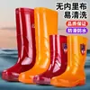Botas de chuva masculinas de cano alto, sem forro, na cor marrom com detalhes vermelhos, antiderrapantes, impermeáveis e resistentes ao desgaste, adequadas para uso em cozinhas como botas de chuva ou sapatos de água.