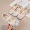 Zapatos de Princesa para Niñas 2026 Primavera y Otoño Nuevo Estilo Moño Perla Suela Suave Estilo Coreano Zapatos de Cristal Pedrería Estilo Pequeña Chanel Planos