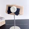 Chapéu Boina Porta-Pílulas Camélia Estilo Coco Chanel Luxo Leve para Mulheres Outono e Inverno Chapéu de Pintor Versátil Emagrecimento Facial Chapéu Pequeno da Moda Presente