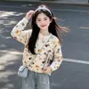 Conjunto de suéter de otoño para niñas 2026 nuevo estilo, con un suéter de punto de conejo de dibujos animados y pantalones de mezclilla, un conjunto de dos piezas moderno para niños mayores