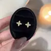 Pendientes de Plata de Ley S925 con Flor de Cuatro Hojas Completamente Incrustada de Diamantes para Mujer, Estilo Bosque, Diseño Floral Fresco, Circonita Brillante, Sensación de Alta Gama, Joyería Amigable con los Oídos