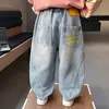 Jeans de Otoño para Niños 2026 Estilo Nuevo Ropa Fresca de Otoño para Niños Pequeños Pantalones Largos de Color Claro para Bebé Pantalones Curvos para Niños Modernos