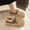 Novos sapatos de sola grossa, quentes e peludos para uso externo feminino, com forro adicional de fleece e design que aumenta a altura, perfeitos para o outono e inverno de 2026, estilo slip-on, sapatos de algodão da moda