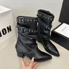 Botas Martin negras de punta afilada, atrevidas y dulces para mujer, nueva colección primavera/otoño 2025, tacón grueso, que realzan la altura, estilo retro, botas de ajuste ceñido