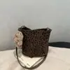 Bolso Cubo Retro Estilo Coreano de Ante con Estampado de Leopardo, Nuevo de Moda Primavera 2026, Pequeño Bolso Cruzado