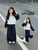 Conjunto Deportivo para Niña Otoño 2026 Nuevo Elegante Estilo Coreano para Niños Bloque de Color Sudadera con Capucha y Cuello Alto Pantalones de Pierna Ancha Conjunto de Dos Piezas