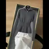 Conjunto de Duas Peças Cardigã de Tricô Cinza Minimalista Estilo Levemente Luxuoso com Gola Lapela Versátil Ajuste na Cintura e Calça Flare - Nova Coleção Outono 2025
