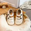Sapatos de couro para meninas, mocassins infantis estilo coreano, novos sapatos de performance estilo britânico para primavera e outono, mocassins de bebê com solas macias