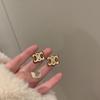 Pendientes de leopardo elegantes de nuevo estilo 2023 para mujer, pequeños pendientes con letras retro estilo Chanel, venta al por mayor de celebridades de Internet