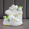 Tênis Feminino 2025 Primavera e Outono Novo Desenho Animado Coelho Couro Sola Grossa Sapatos Brancos com Velcro Tênis Esportivo Infantil