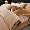 Conjunto de Quatro Peças de Leite Fleece Esculpido de Alto Peso para o Inverno com Fleece Adicional e Fleece de Coral Espessado Conjunto de Três Peças para Roupa de Cama de Dormitório Estudantil