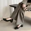Sapatos Populares de Quatro Cores em Couro Integral com Cano Baixo para o Dia a Dia, Confortáveis e Fáceis de Calçar, Bico Redondo e Salto Grosso, Sapatos de Vovó Estilo Hong Kong, Saltos Altos