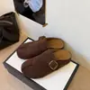 Nuevas sandalias de verano estilo Birkenstock de suela gruesa que aumentan la altura, diseño de chancla con tira entre los dedos, colección otoño 2026, estilo mule de punta cerrada para mujer