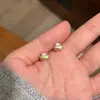 Pendientes de botón de perla en lingote de oro cepillado de plata pura S999 para mujer, nuevos pendientes populares de diseño de nicho 2026