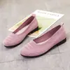 Zapatos de mujer al por mayor transfronterizos, modelos transpirables versátiles de verano, zapatos de tela nuevos del viejo Pekín, zapatos casuales sin cordones de suela blanda para madres