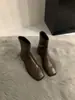 Botas de tornozelo estilo coreano em camurça com salto grosso para mulheres 2026 novo estilo moderno botas de moda outono e inverno cor café botas curtas emagrecedoras